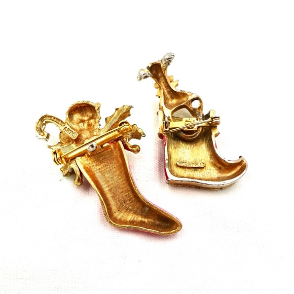 TWO CHRISTMAS STOCKING PINS Dog & Cat in Stockings - Picture 9 of 11